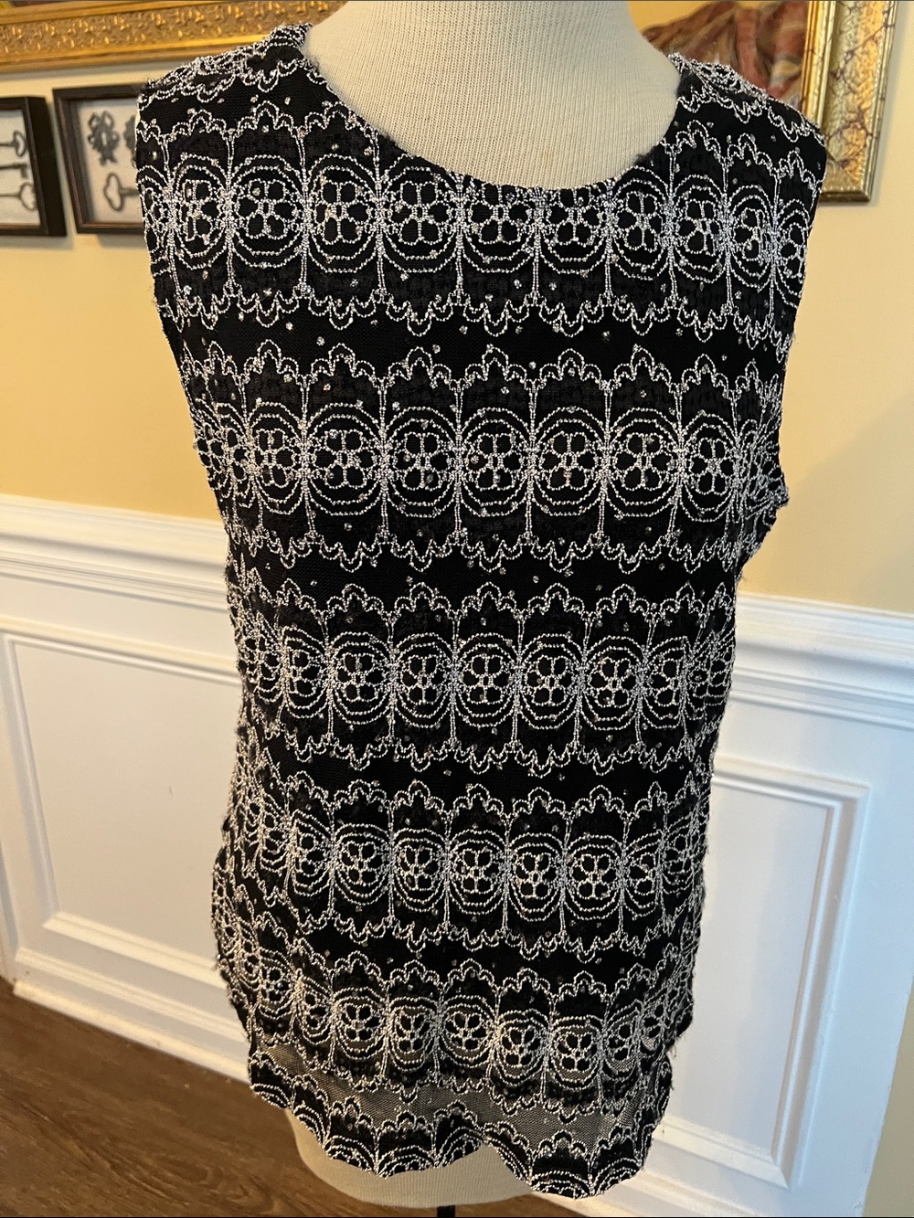 Black & White Lace-Pattern Sleeveless Shell